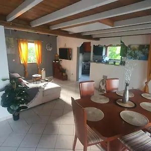 Appartement Au Coeur De Douenel Cheques Acceptees, Bouillante